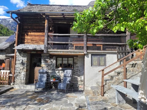 Property building, Patio, Balcony/Terrace