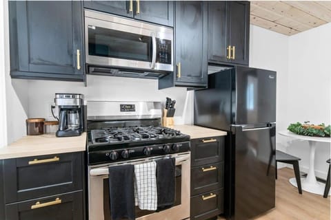 Newly Renovated Villa 6 Beds Fenced-in Backyard House in Big Bear