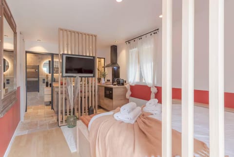 Bed, Photo of the whole room, Bedroom, towels