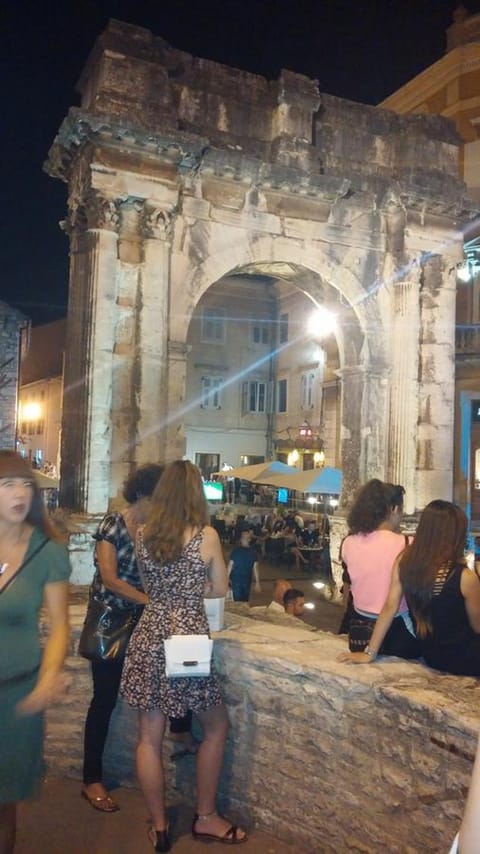 Nearby landmark, Restaurant/places to eat, Off site, Night, People, Neighbourhood, Summer, Other, Evening entertainment, Entertainment