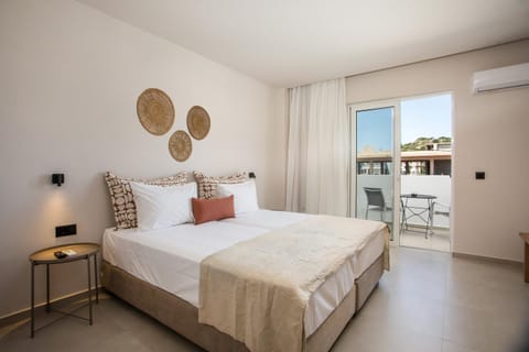 Bed, Balcony/Terrace, Photo of the whole room, Bedroom, air conditioner