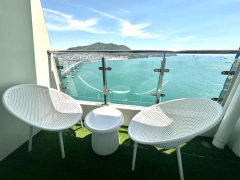View (from property/room), Balcony/Terrace, Balcony/Terrace, Seating area, Sea view