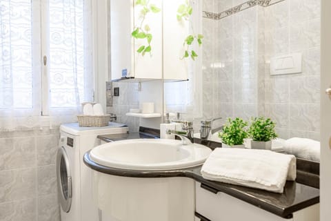 Bathroom, towels, washing machine