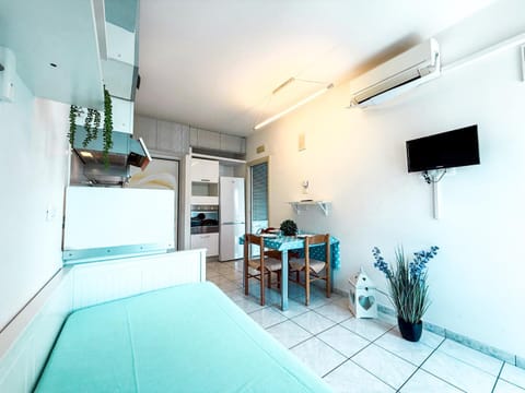 Living room, Seating area, air conditioner