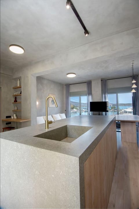 TV and multimedia, Kitchen or kitchenette, Dining area, Landmark view, Sea view