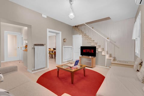 Communal lounge/ TV room, TV and multimedia, Living room, Seating area