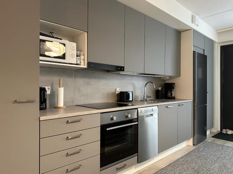 Coffee/tea facilities, Kitchen or kitchenette, dishwasher, oven