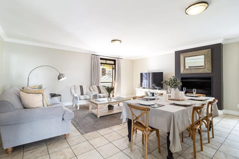 TV and multimedia, Living room, Seating area, Dining area