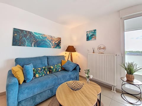 Living room, Seating area, internet