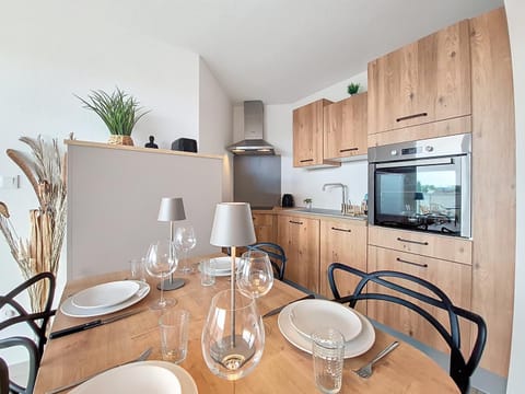 Kitchen or kitchenette, Living room, Seating area, Dining area, oven, stove