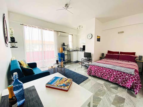 Bed, TV and multimedia, Living room, Photo of the whole room, Seating area, Dining area