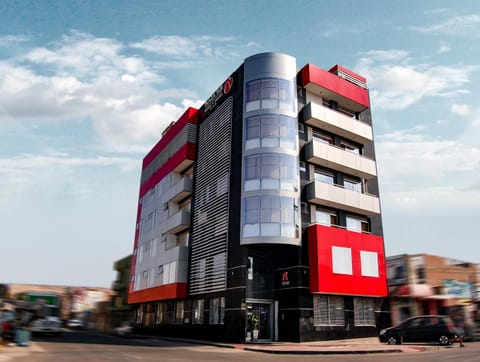 Nearby landmark, Staff, Restaurant/places to eat, Facade/entrance, Bird's eye view, City view, Landmark view, Street view, Shopping Area, group of guests, Family