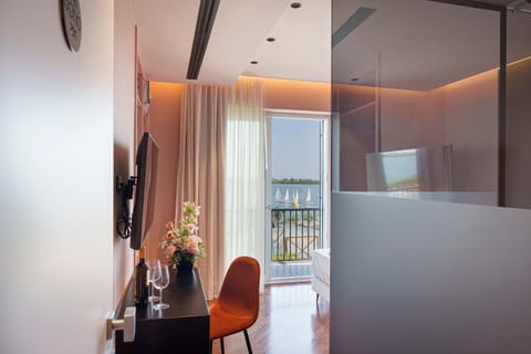 TV and multimedia, View (from property/room), Photo of the whole room, Lake view