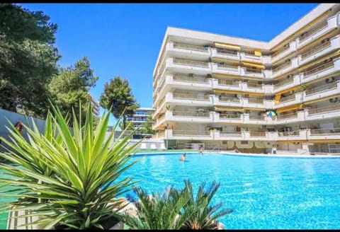Property building, Day, Pool view, Swimming pool