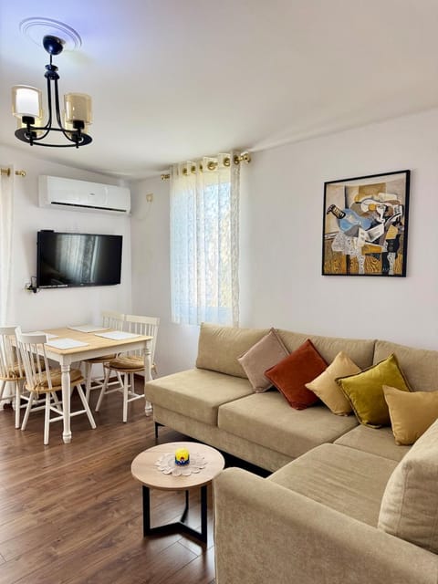 TV and multimedia, Living room, Seating area, Evening entertainment, air conditioner