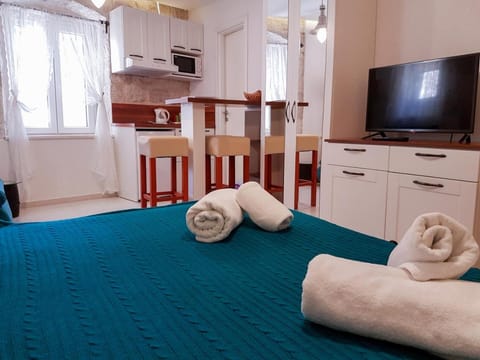 Bed, TV and multimedia, Kitchen or kitchenette, Bedroom, towels