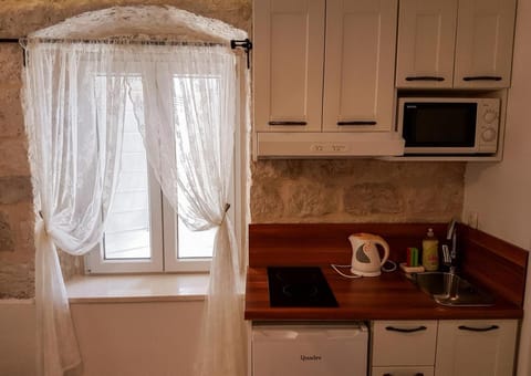 Coffee/tea facilities, microwave, stove