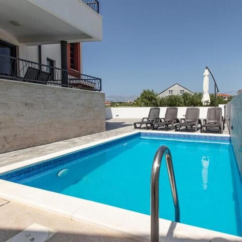Swimming pool, sunbed