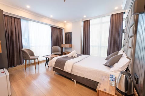 Bed, TV and multimedia, Living room, Photo of the whole room, Seating area, Bedroom, towels, air conditioner