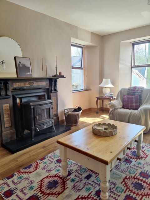 Living room, Seating area, fireplace