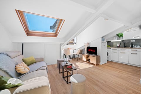 TV and multimedia, Kitchen or kitchenette, Living room, Seating area, Dining area, oven, stove