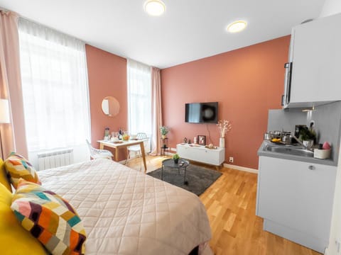 Bed, Kitchen or kitchenette, Photo of the whole room, Seating area, Dining area, oven