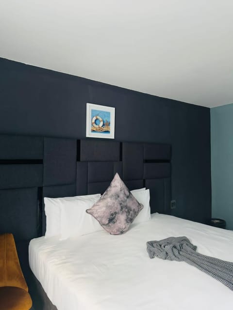 Property building, Restaurant/places to eat, Bed, Photo of the whole room, Breakfast