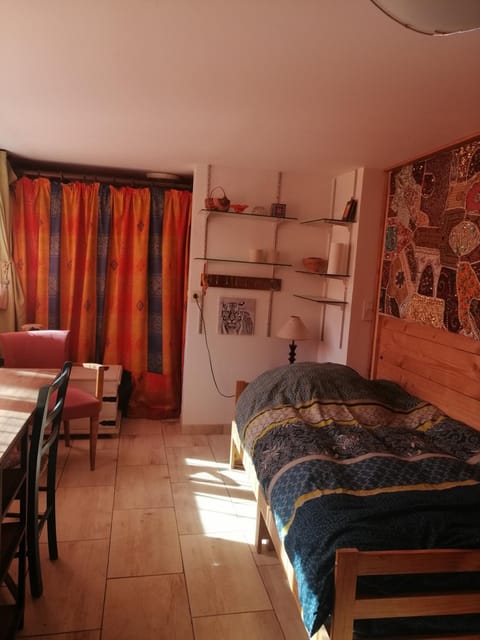 Bed, Seating area, Dining area