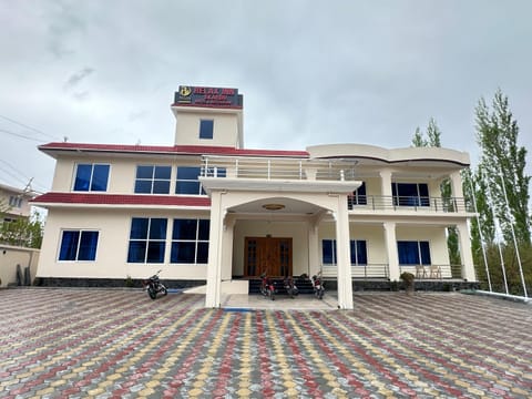 Property building, Facade/entrance, Day