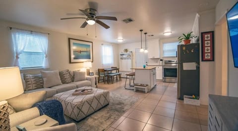 Kitchen or kitchenette, Living room, Seating area, Dining area