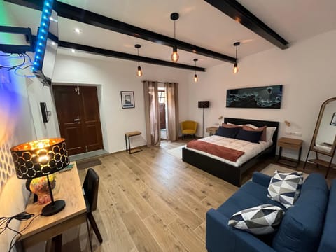 Bed, TV and multimedia, Living room, Photo of the whole room, Seating area, Bedroom