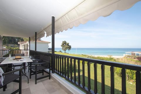 Day, Natural landscape, View (from property/room), Balcony/Terrace, Dining area, Beach, Sea view