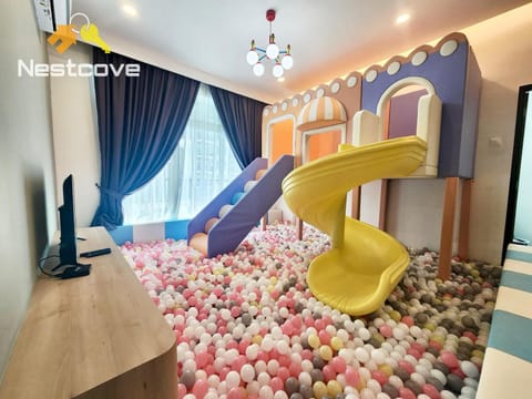 Communal lounge/ TV room, TV and multimedia, Living room, Seating area, Evening entertainment
