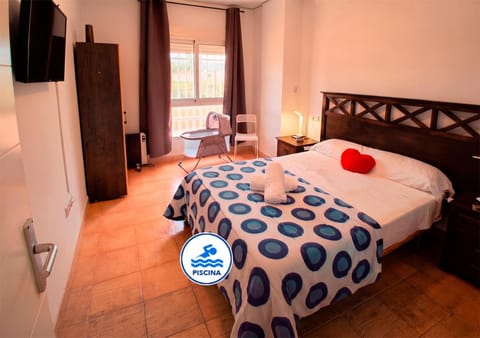 Bed, TV and multimedia, Photo of the whole room, Bedroom, towels, wardrobe