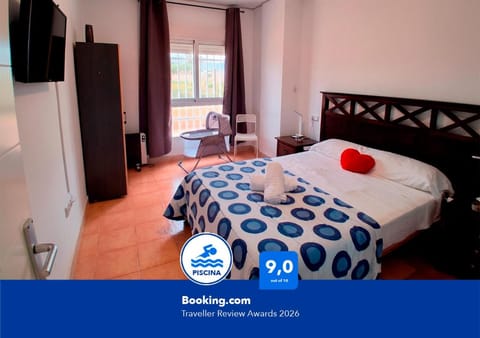 Bed, TV and multimedia, Photo of the whole room, Bedroom