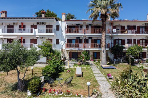 Property building, Garden, Garden view, Sea view, sunbed