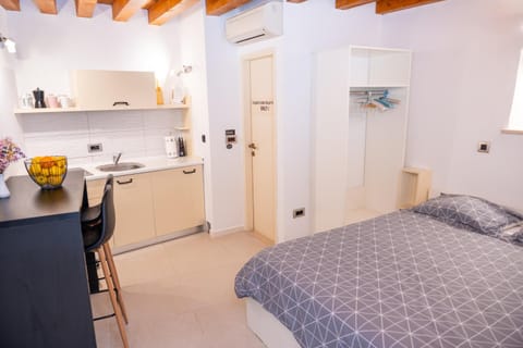 Bed, Kitchen or kitchenette