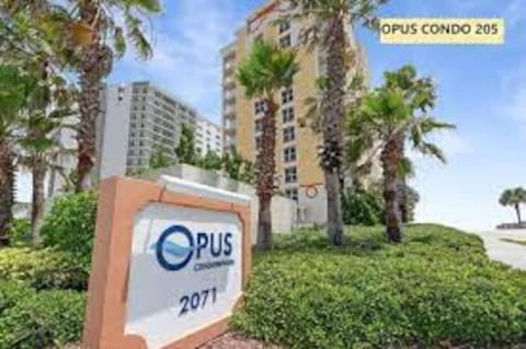 Beachfront 3BR Condo with Stunning Views Daytona House in Daytona Beach Shores
