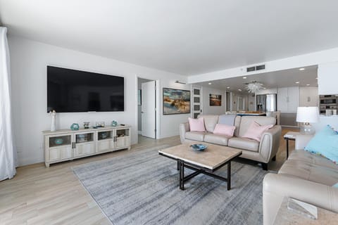 3BR Condo with Direct Beach View & Large Balcony House in South Daytona