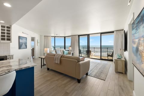 3BR Condo with Direct Beach View & Large Balcony House in South Daytona