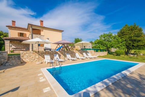 Property building, Patio, Garden, Garden view, Pool view, Swimming pool, sunbed
