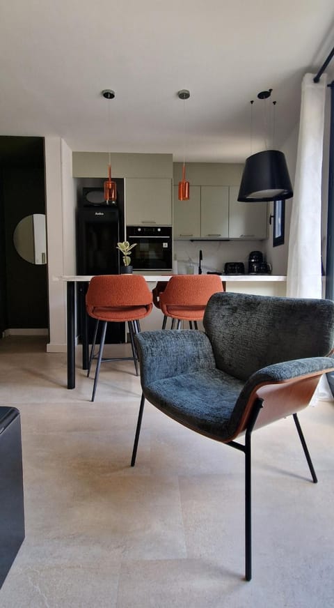 Kitchen or kitchenette, Dining area, oven, stove