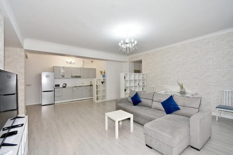 TV and multimedia, Kitchen or kitchenette, Living room, Seating area, Dining area, minibar, oven