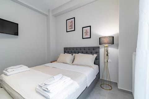 Bed, TV and multimedia, Photo of the whole room, Bedroom, towels