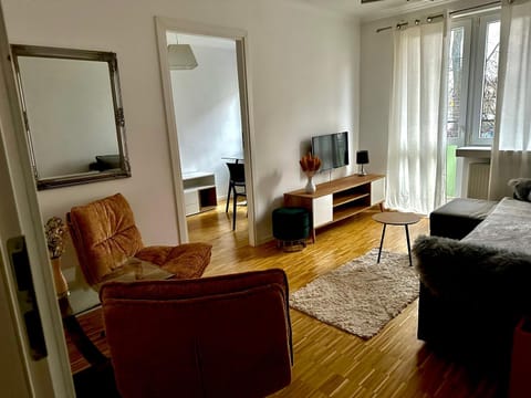 TV and multimedia, Living room, Seating area, Evening entertainment