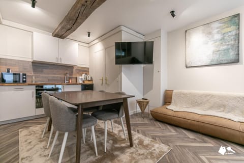 TV and multimedia, Coffee/tea facilities, Kitchen or kitchenette, Living room, Seating area, Dining area, oven