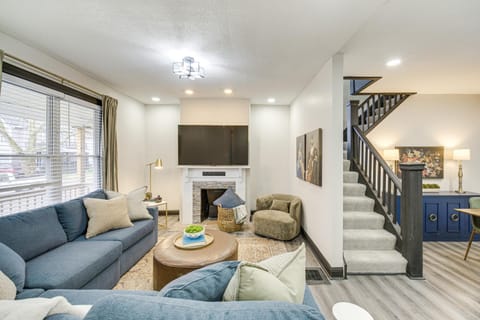 4 Mi to Dtwn Modern Retreat with Yard in Cleveland House in Cleveland Heights