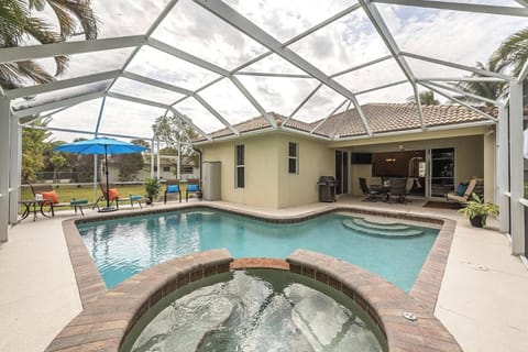 Property building, Patio, Day, Pool view, Swimming pool, sunbed