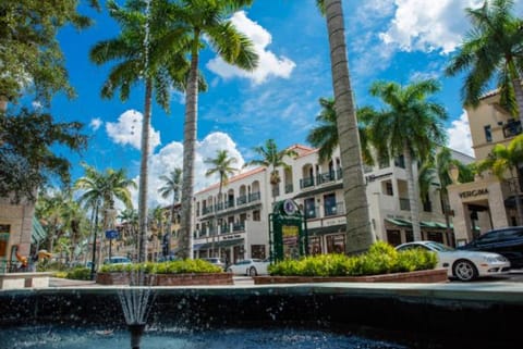 The Beach House! - 1 Mile to Vanderbilt Beach! Southern Exposure, Pool House in Naples Park