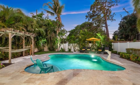 The Beach House! - 1 Mile to Vanderbilt Beach! Southern Exposure, Pool House in Naples Park